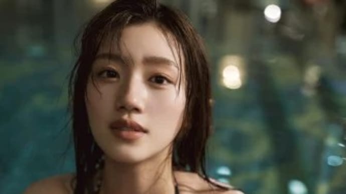 日向坂46佐々木美玲、夜のプールで大人の表情… 小花柄の水着ショット解禁