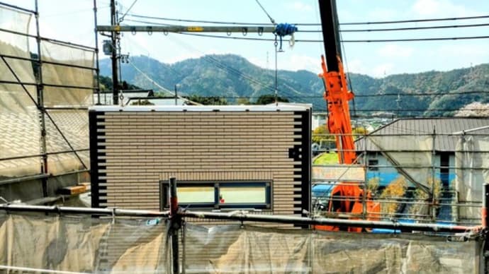 空とぶ窓と壁 ~お家上棟のようす~