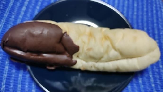 【02/14おやつ】チョコクリーム白パン、白パンの食感はい～よねぇ：D