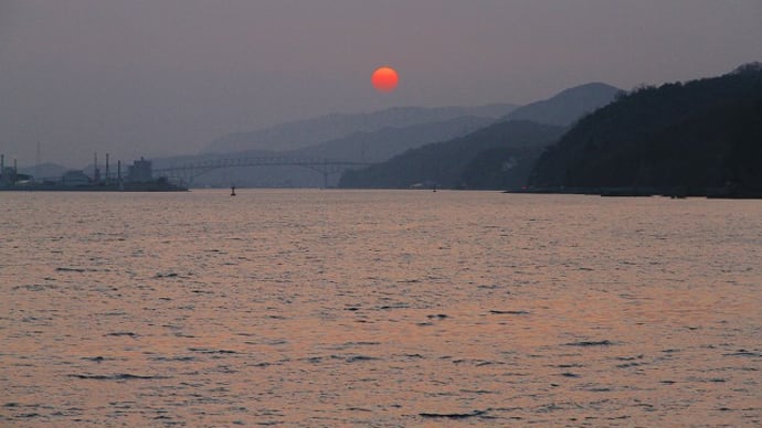 美保関灯台と夕陽。。。