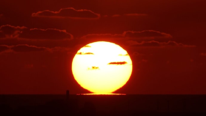 ●昨日のだるま夕日 グリーンフラッシュになりかけ? 月
