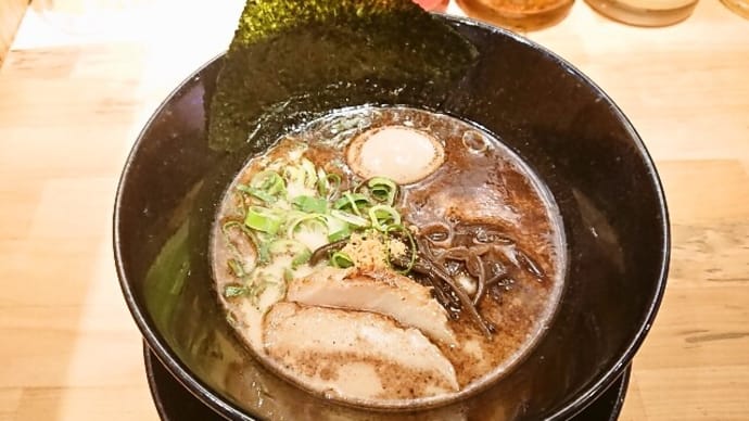 博多らーめん一心堂で味玉豚骨黒 (2022年5月24日)