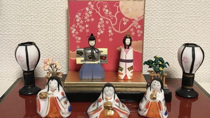 お雛さまを飾り 玉の浦椿も開花