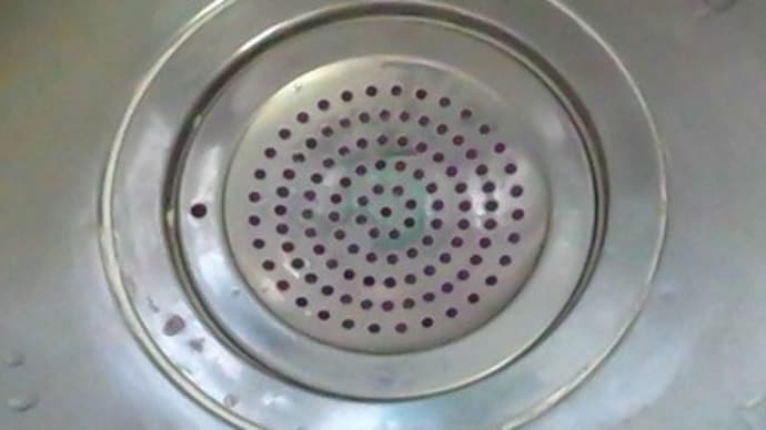 流し台の排水トラップ、再シリコンシーラントで防水処理してたんだねXP