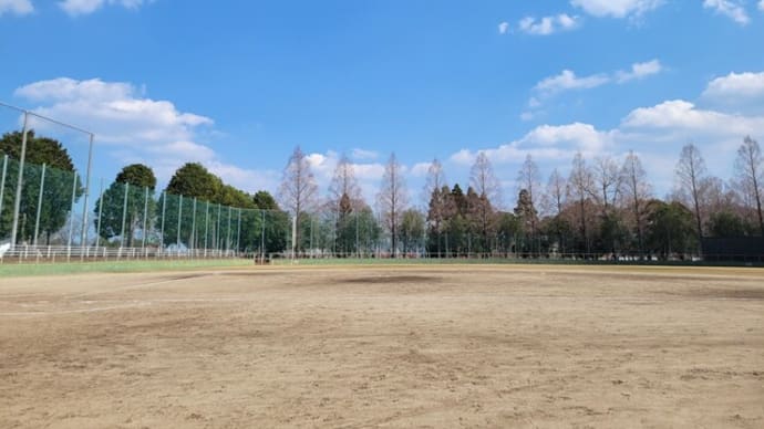 「春の陽ざしを浴びての野球」