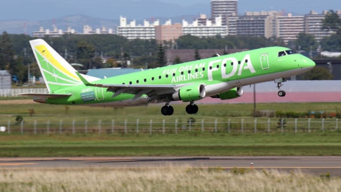 FDA「 エンブラエル175 」 ( JA08FJ ) 2022年9月 丘珠空港 送迎デッキ