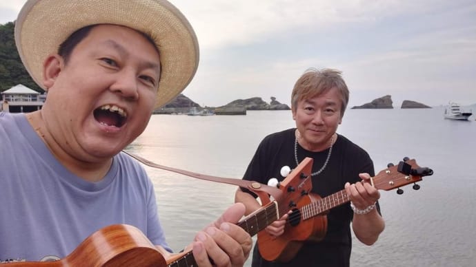 松崎町雲見海岸でウクレレ弾き語りを行いました。