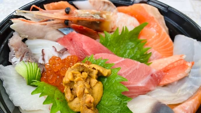 イートインスペースは5席!テイクアウト「海鮮丼」は当日の18時30分お渡し分までご注文を承ります!!刺身と手作り干物の専門店「発寒かねしげ鮮魚店」