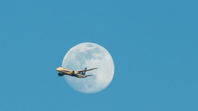 月と飛行機(2022.1.16撮影)