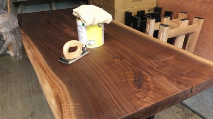 【お届け前、オイルメンテナンス】ウォールナットの一枚板テーブル。白い部分について。一枚板と木の家具の専門店エムズファニチャーです。