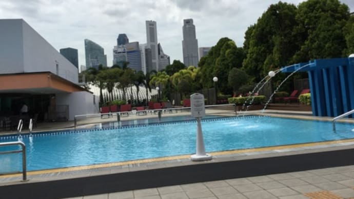 シンガポールのホテルのプールにて