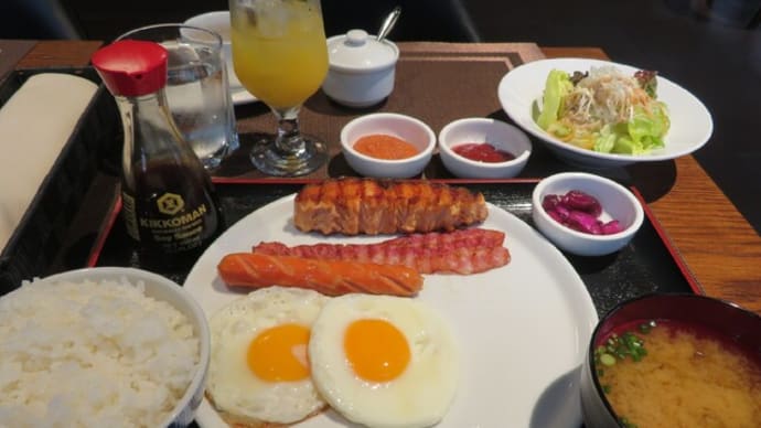 日系のレストランで和定食の朝食　Loop Heartful Restaurant
