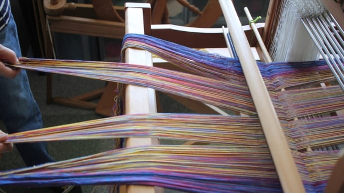 糸が織機にセットされて　何が織り出される