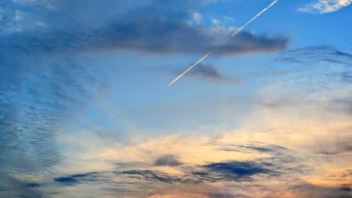 夕暮れ、飛行機雲♫