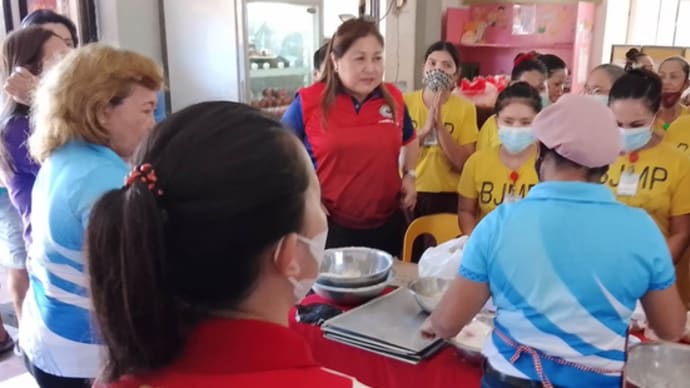 女子刑務所で衛生用品を支給するフィリピン赤十字社