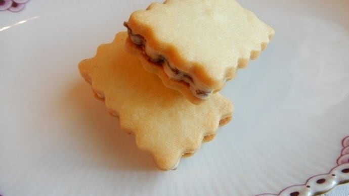 crèam fraise génoise　（クレーム　フレーズ　ジェノワーズ）　`レーズンバターサンド’