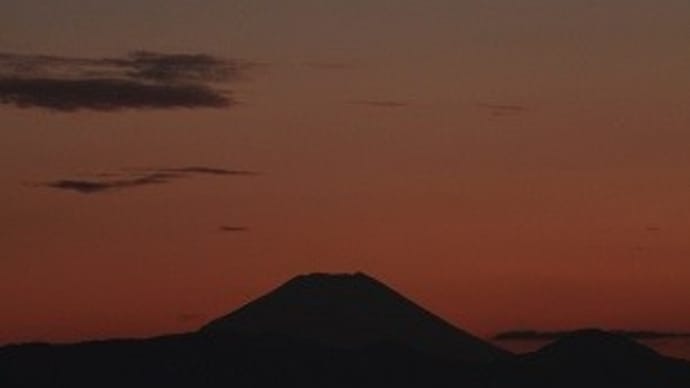 トワイライトに浮かぶ三日月と富士山
