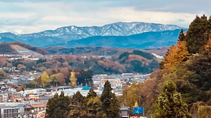 ●山並みに冠雪 紅葉の街並み 石川県立図書館(百万石ビブリオバウム)もみじの紅葉