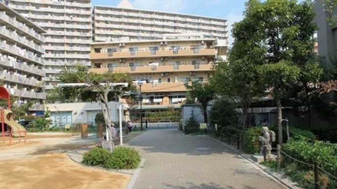 ラジオ体操の帰り 公園に立つ 二宮金次郎像