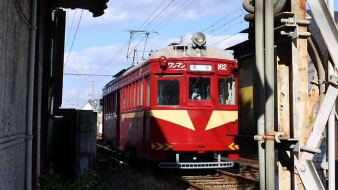 レトロなチン電、赤電仕様のモ162形に遭遇