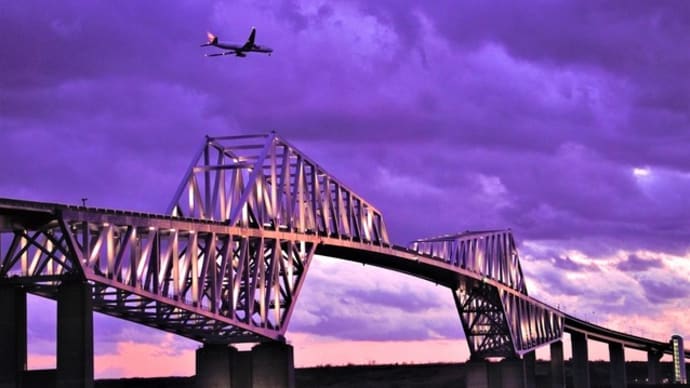 夕暮れの空、飛行機、橋