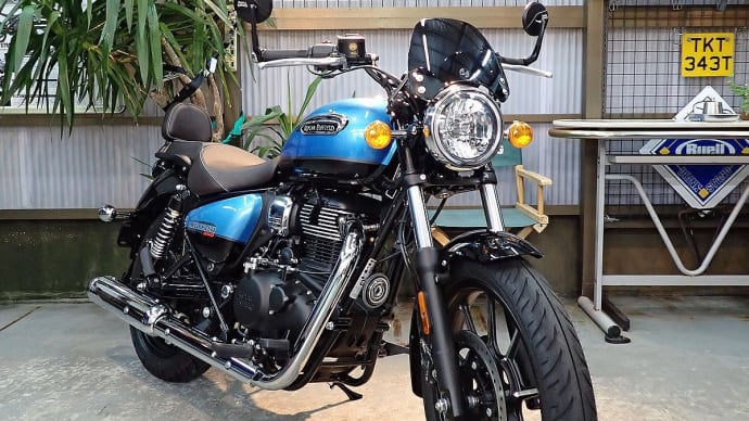 ROYAL ENFIELD METEOR350 SUPERNOVABLUE 無くなって更に人気者に！トリッパーだって装着済みです！でもまだ間に合いますよ！