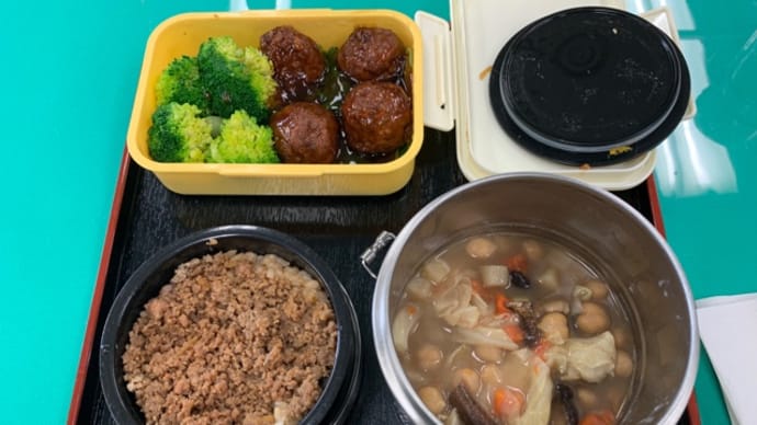 保温弁当で、しっかり噛む昼がきています。