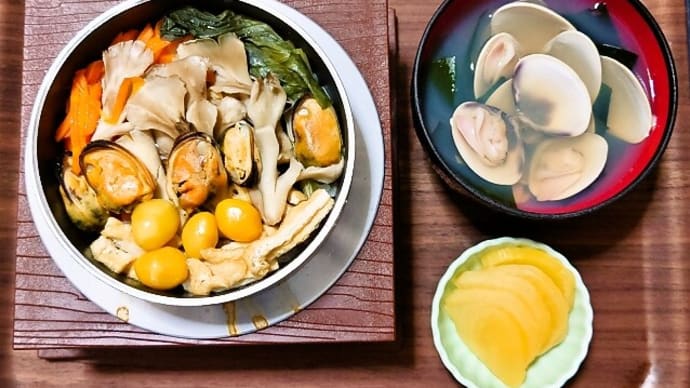 家で昼ごはん(貝五目釜飯にはまぐりの潮汁、たくあん)(2024年8月18日)