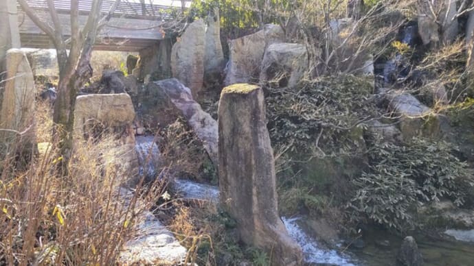 滝：日本庭園ー奥にある滝