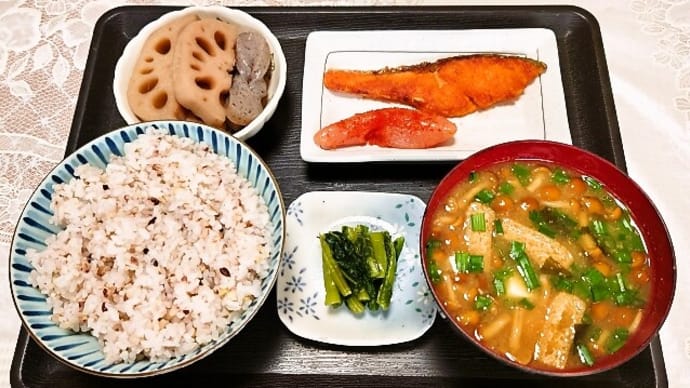 実家で朝ごはん(十六穀ごはんに焼鮭・辛子明太子、レンコンとコンニャクの煮物、なめこ汁、野沢菜漬)(2023年5月5日)