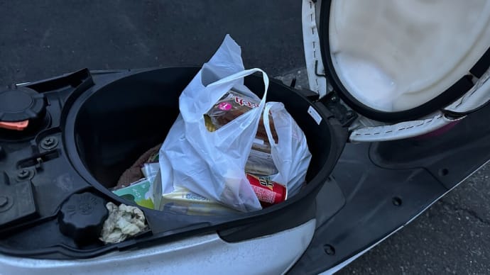 今日の夕食はバイクで買い出しに