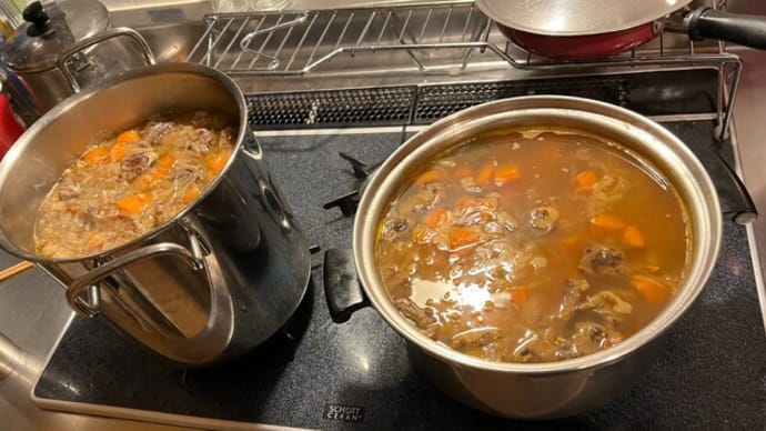すじ肉カレー作っています