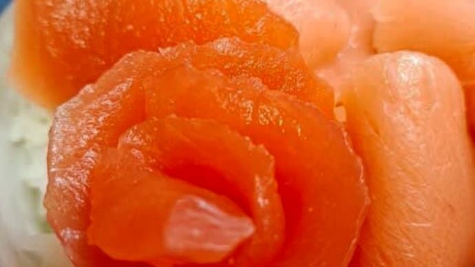 小田原フラワーガーデンでバラを楽しんだあとは、魚河岸でんのバラのような本マグロ丼もお楽しみください！
