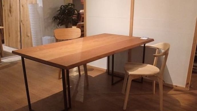 １５５５、アメリカンチェリーの接ぎテーブルを展示しました。1600mmx880mm 一枚板と木の家具の専門店エムズファニチャーです。