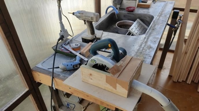 サンルームPJ:戸板部材の加工の続き