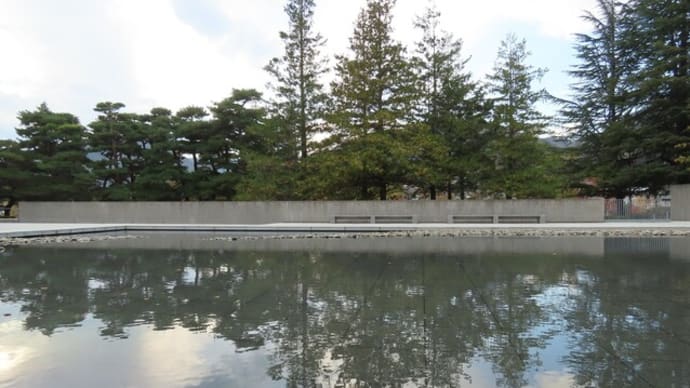 東山魁夷館の中庭に面したラウンジからの景色