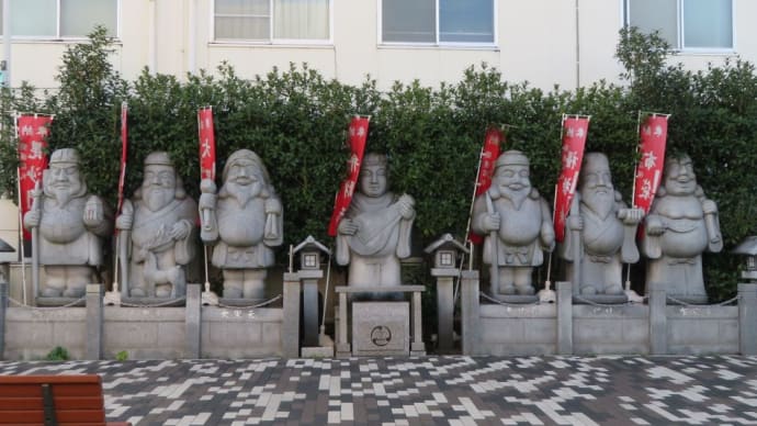 通るたびに吃驚、表は大きい「七福神」、裏には「十二支神」が勢ぞろい!
