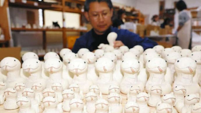 愛らしい信楽焼のヘビ並ぶ 「干支置物」作りが最盛期(甲賀市)