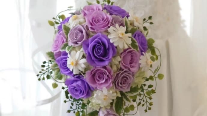 紫のバラと白のジニアのティアドロップブーケ