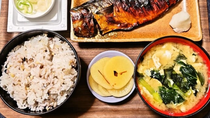 家で朝ごはん(十六穀ごはんに鯖の西京漬、納豆、小松菜とわかめと卵のみそ汁、たくあん)(2025年6月14日)
