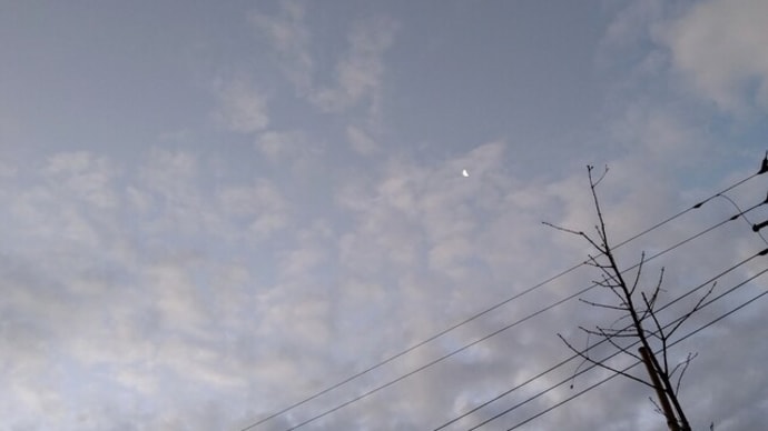 ペールブルーの空