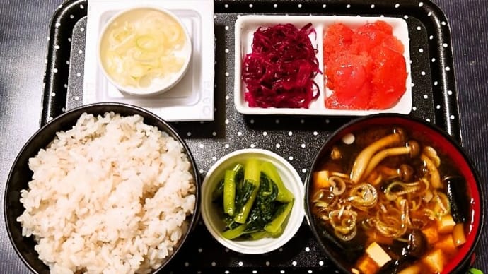 家で朝ご飯(押麦ごはんに辛子明太子、しばづけわかめ、納豆、赤だしのみそ汁、野沢菜漬)(2022年7月7日)