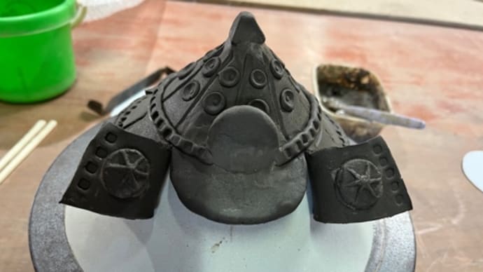 陶芸教室にて兜作成