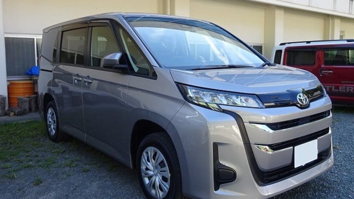 職場の新しいクルマ、ノアのインテリア