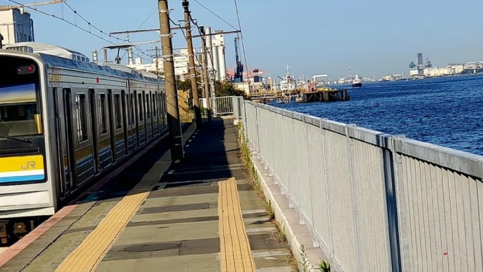 鶴見線、海芝浦駅、ホームの横は海、そこから見える景色。