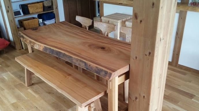 １５６３、自然な雰囲気、木のお家にも合うクスの一枚板テーブルの納品事例。一枚板と木の家具の専門店エムズファニチャーです。