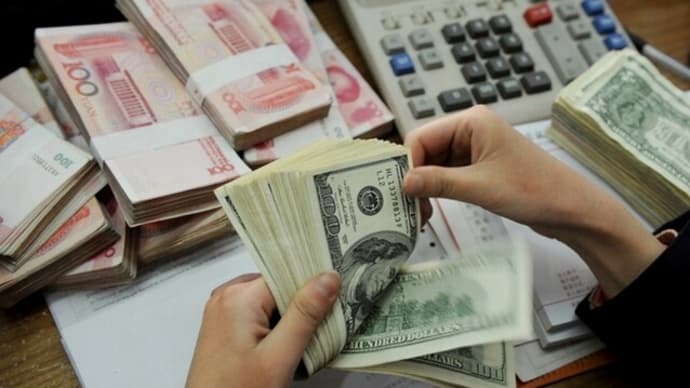 「沈む巨船」から逃げ出す人々 中国で加速する資金の海外流出