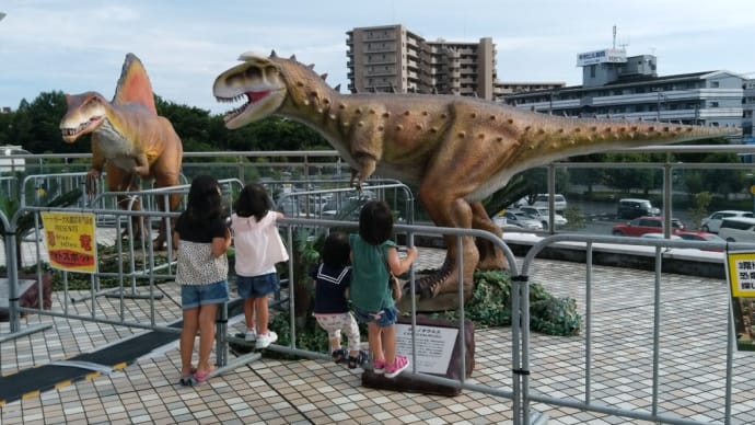 恐竜が来た。