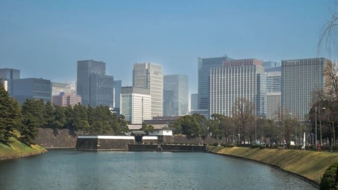 桜田濠と桜田門と高層ビル