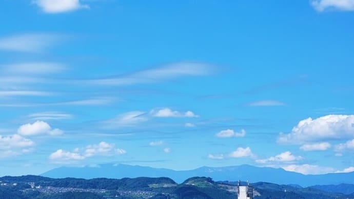 空を泳ぐ魚の群れ